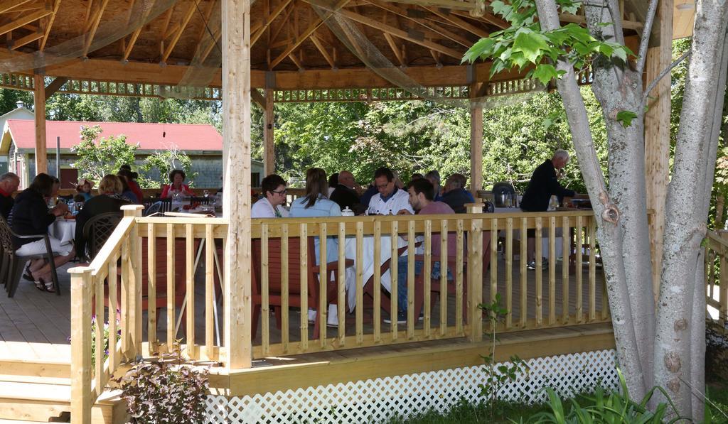 Complexe d'hébergement la Maison touristique Dugas Caraquet Exterior foto